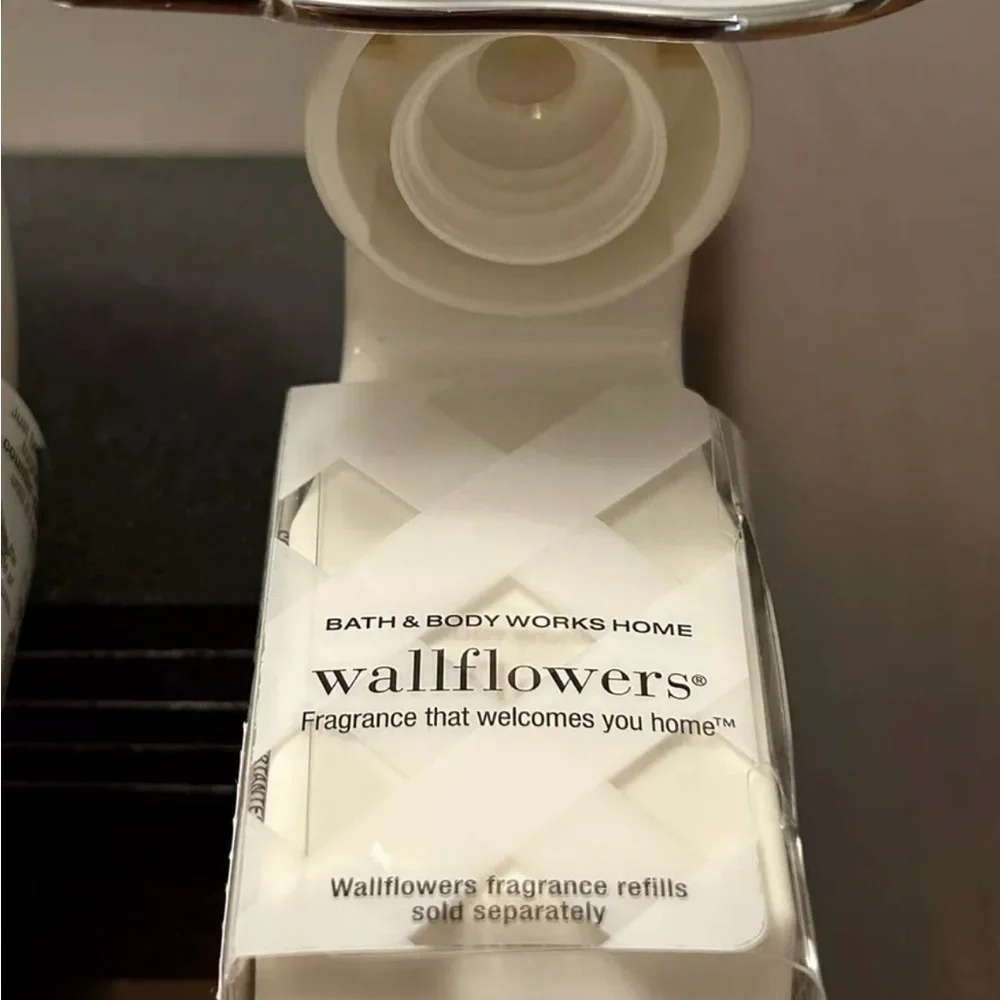 NWT Bath & Body Works Wallflower Plug In Polar Bear Snowflake Set of 2 - Picture 6 of 12